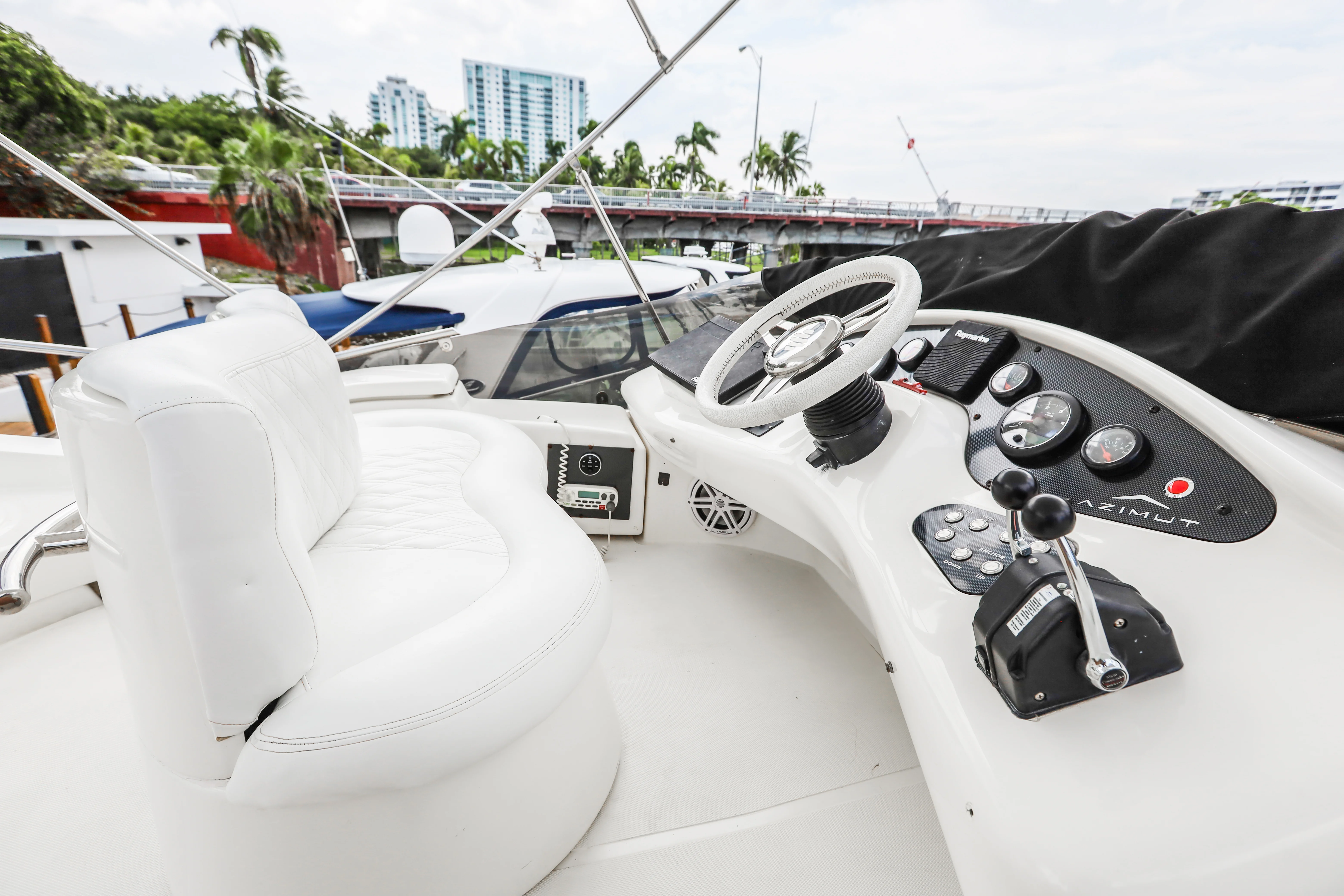 50ft Azimut Flybridge head